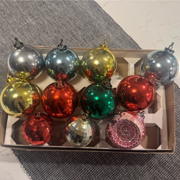 Vintage Christmas Ornamenta Round Globes bundle - Picture 1 of 4